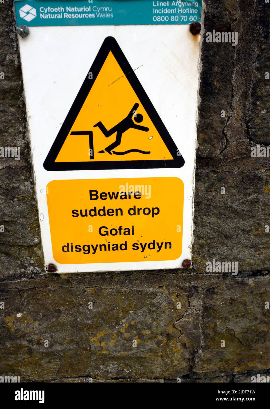 Achten Sie auf die Schilder auf Englisch und Walisisch, Cardiff Bay, Cardiff, Wales. Stockfoto