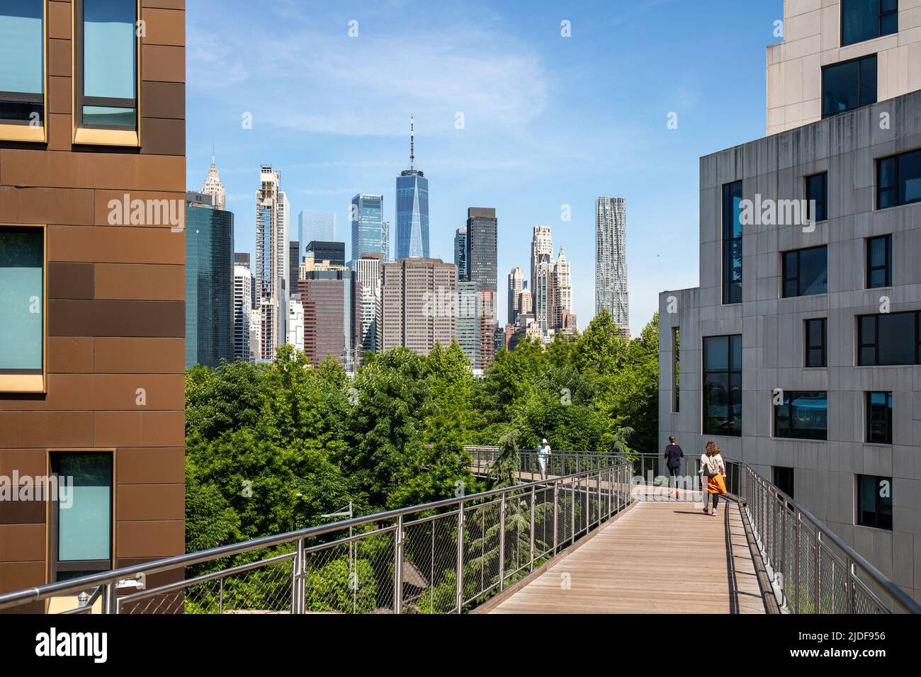 Menschen auf dem Fußgängerweg der Squibb Park Bridge mit Wolkenkratzern in Lower Manhattan im Hintergrund in New York City, USA Stockfoto