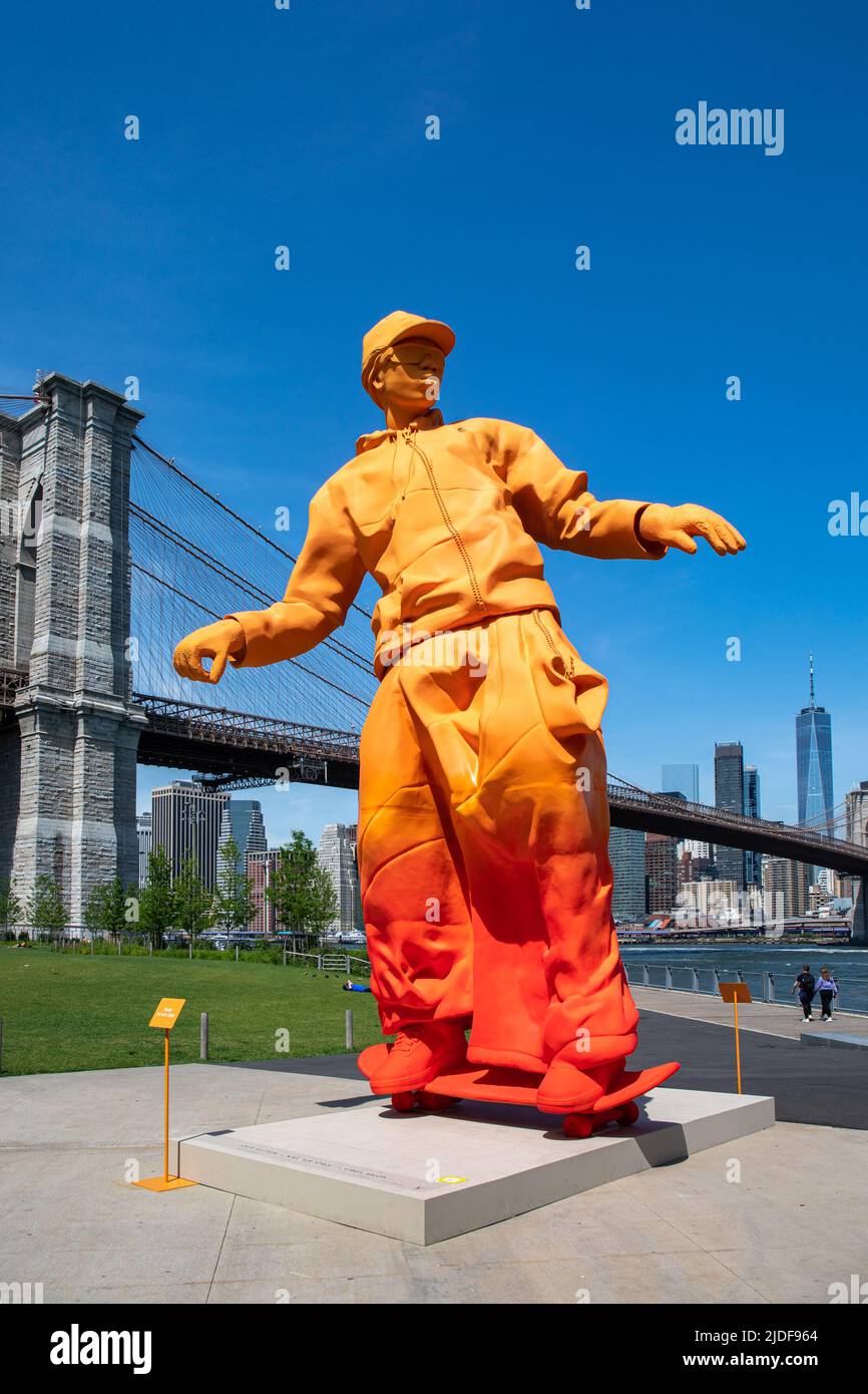 Eine riesige orangene Skaterskulptur zu Ehren von Louis Vuitton x Nike Air Force 1, entworfen von Virgil Abloh im Brooklyn Bridge Park, New York City, USA Stockfoto