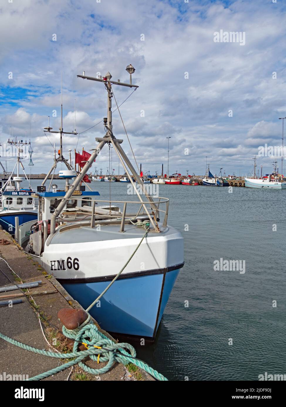 Hanstholm, Jütland, Dänemark - 07. September 2020: Traditionelle Fischerboote im Hafen von Hanstholm Stockfoto