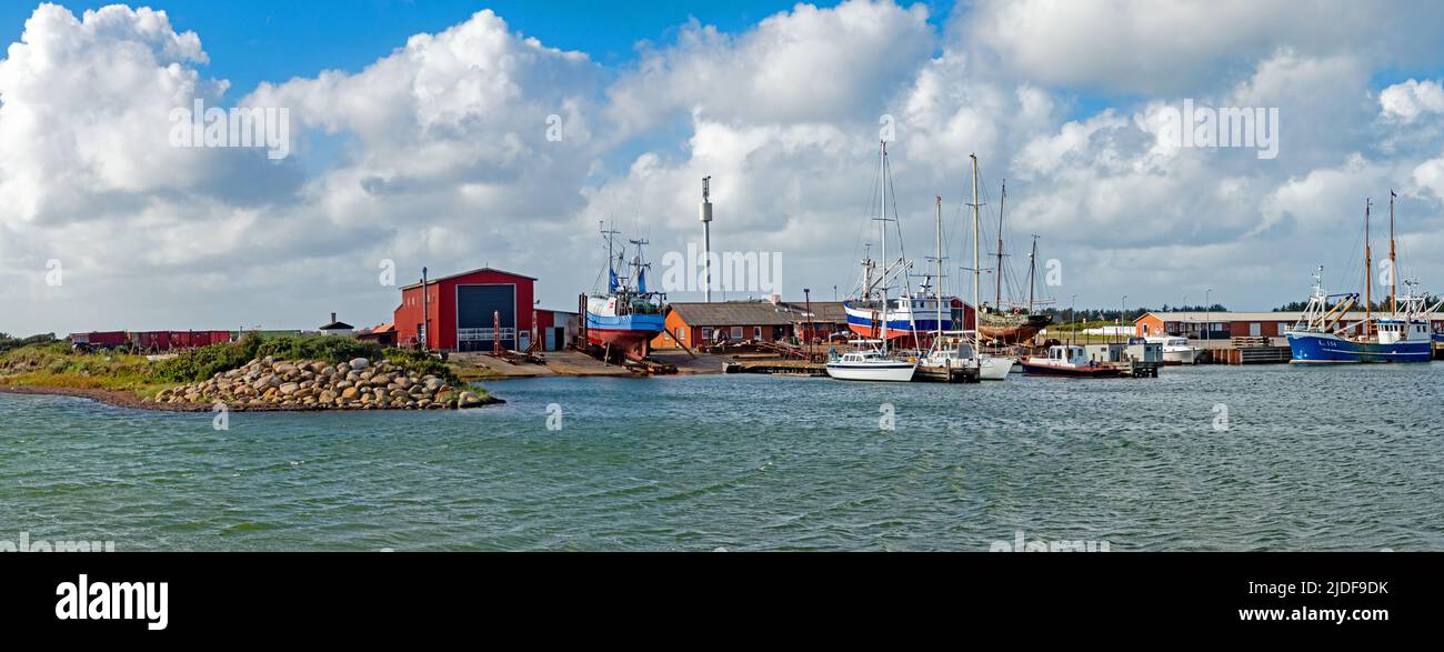 Agger Tange, Jütland, Dänemark - 12. september 2020: Panorama des Agger Hafens mit Schiffen und Fischerbooten bei Krik, Dänemark Stockfoto