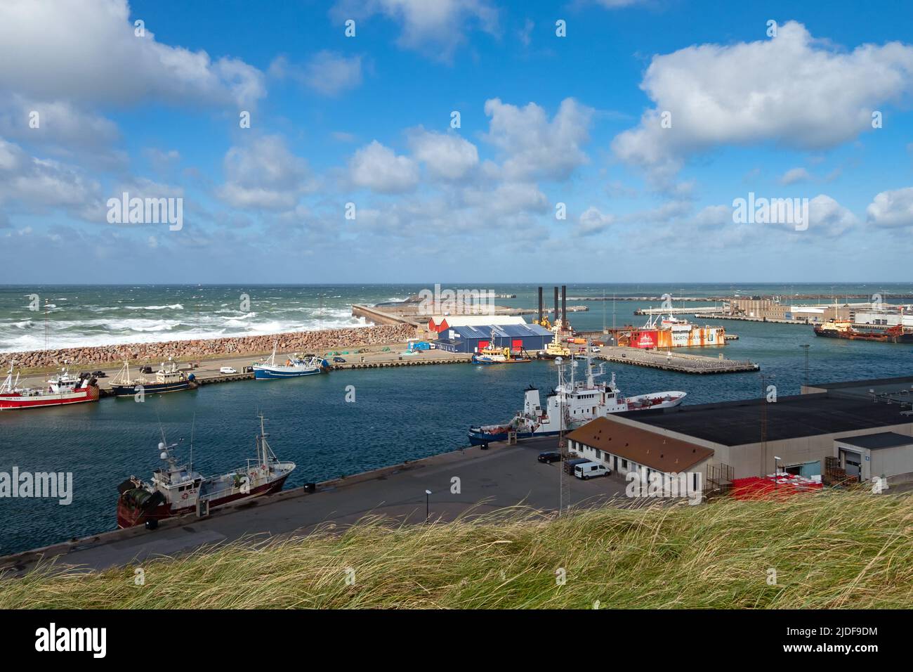 Hanstholm, Jütland, Dänemark - 09. September 2020: Blick auf den Hafen von Hanstholm an der Nordseeküste Stockfoto