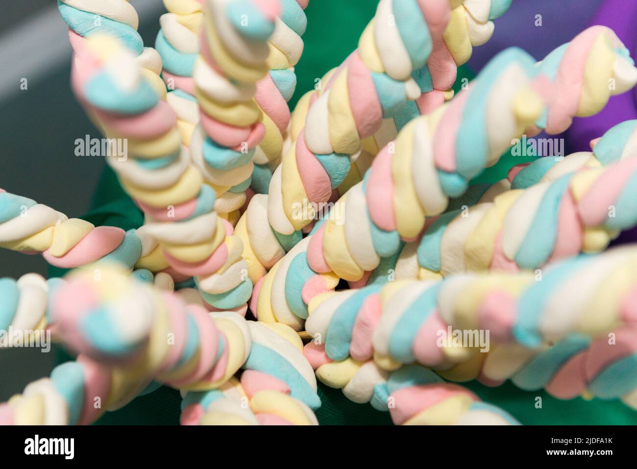 Details von einigen Süßigkeiten aus Marschmeichs für eine Geburtstagsfeier Stockfoto