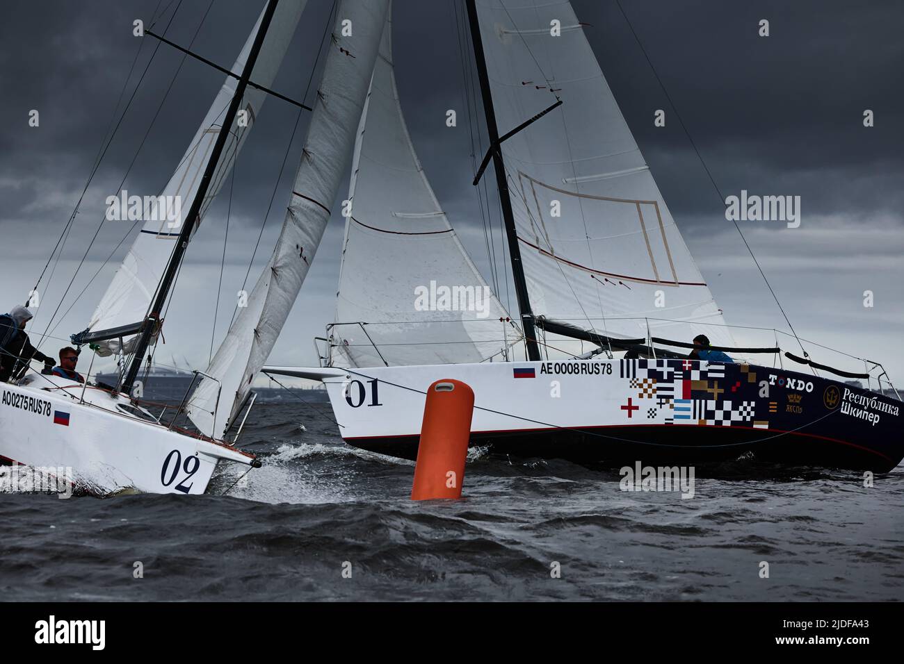 Russland, St.Petersburg, 17. Juni 2022: Segelboote knacken bei stürmischem Wetter die Bestmarke bei einem Segelrennen, Teamwork bei der Segelregatta, dem Wolkenhimmel Stockfoto