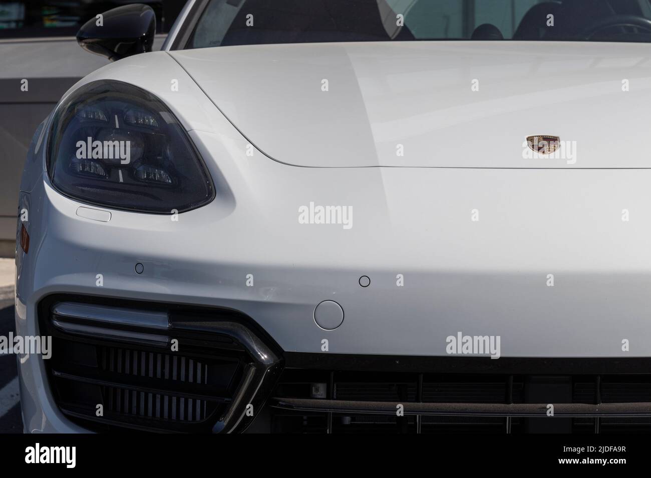 Indianapolis - ca. Juni 2022: Porsche Panamera Turbo Display in einem Autohaus. Porsche bietet den Panamera in den Modellen Base, Platinum, 4 und 4S an. Stockfoto