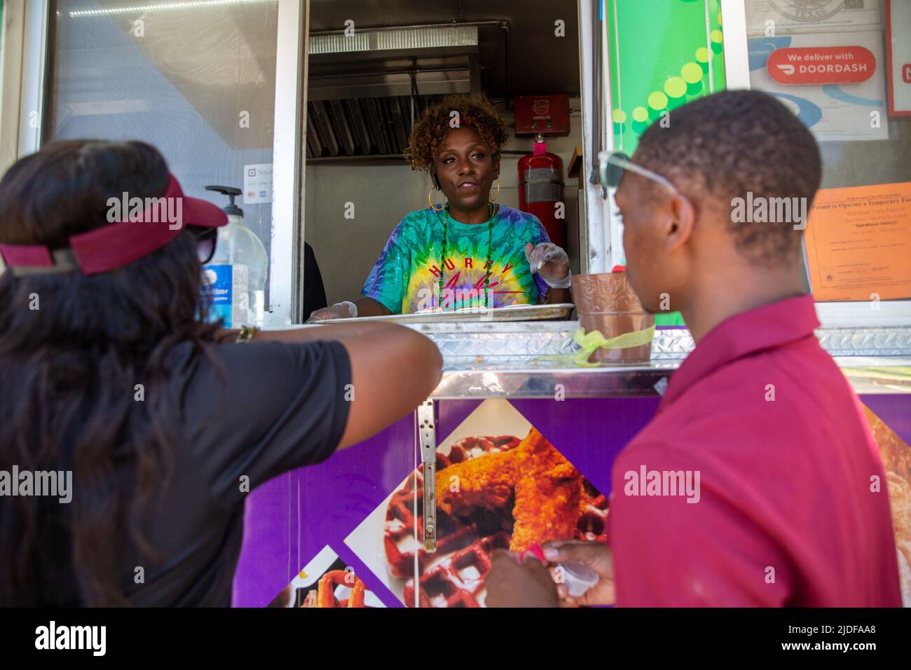 Austin, USA. 18.. Juni 2022. Austinites versammeln sich, um am 18. Juni 2022 auf dem Soul Food Truck Fest an der Huston-Tillotson University den elften Juni zu feiern. (Foto von Stephanie Tacy/Sipa USA) Quelle: SIPA USA/Alamy Live News Stockfoto