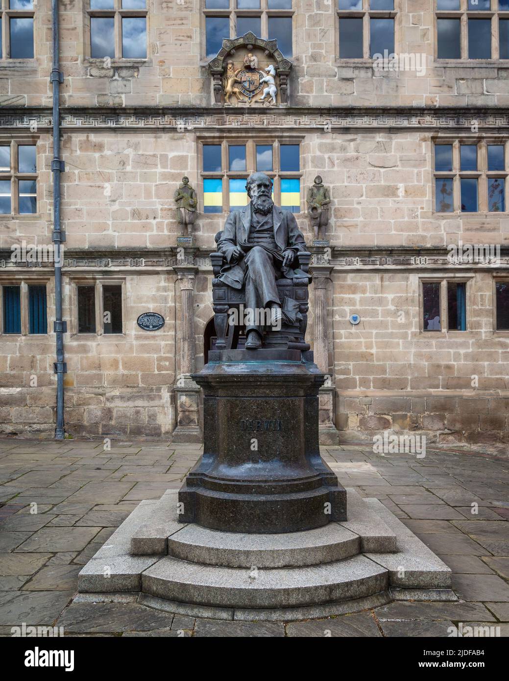 Eine Bronzestatue von Charles Darwin vor der Shrewsbury-Bibliothek. Das Gebäude war früher Shrewsbury School, die Darwin besuchte als Junge. Stockfoto