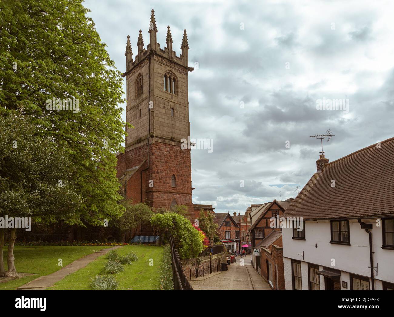 Blick auf die Fish Street zur St. Julians Kirche, einer der vier sächsischen Stiftungen in Shrewsbury. Der Turm stammt aus dem 12.. Jahrhundert. Stockfoto