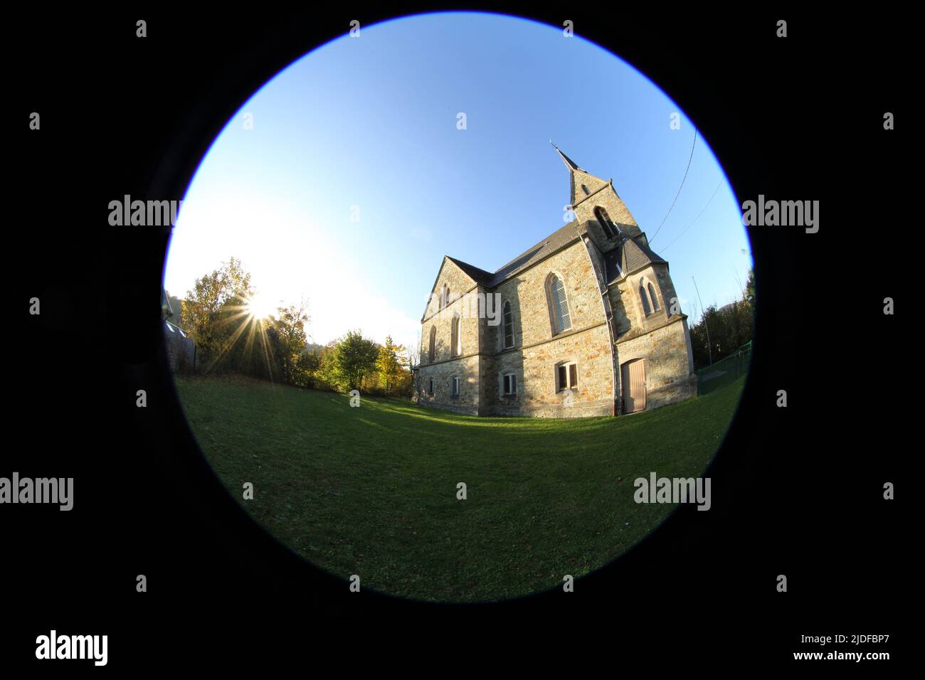 Evangelische Kirche erbaut um 1550 bei Sonnenuntergang in Rambach bei Fisheye, Wiesbaden, Hessen, Deutschland Stockfoto