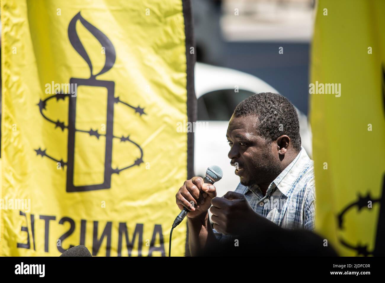 Mamadou Konaté, ein Flüchtling aus der Elfenbeinküste, der in vier Haftanstalten in Quebec festgehalten wurde und seine Asylanträge abgelehnt hatte, hält eine Rede. Stockfoto