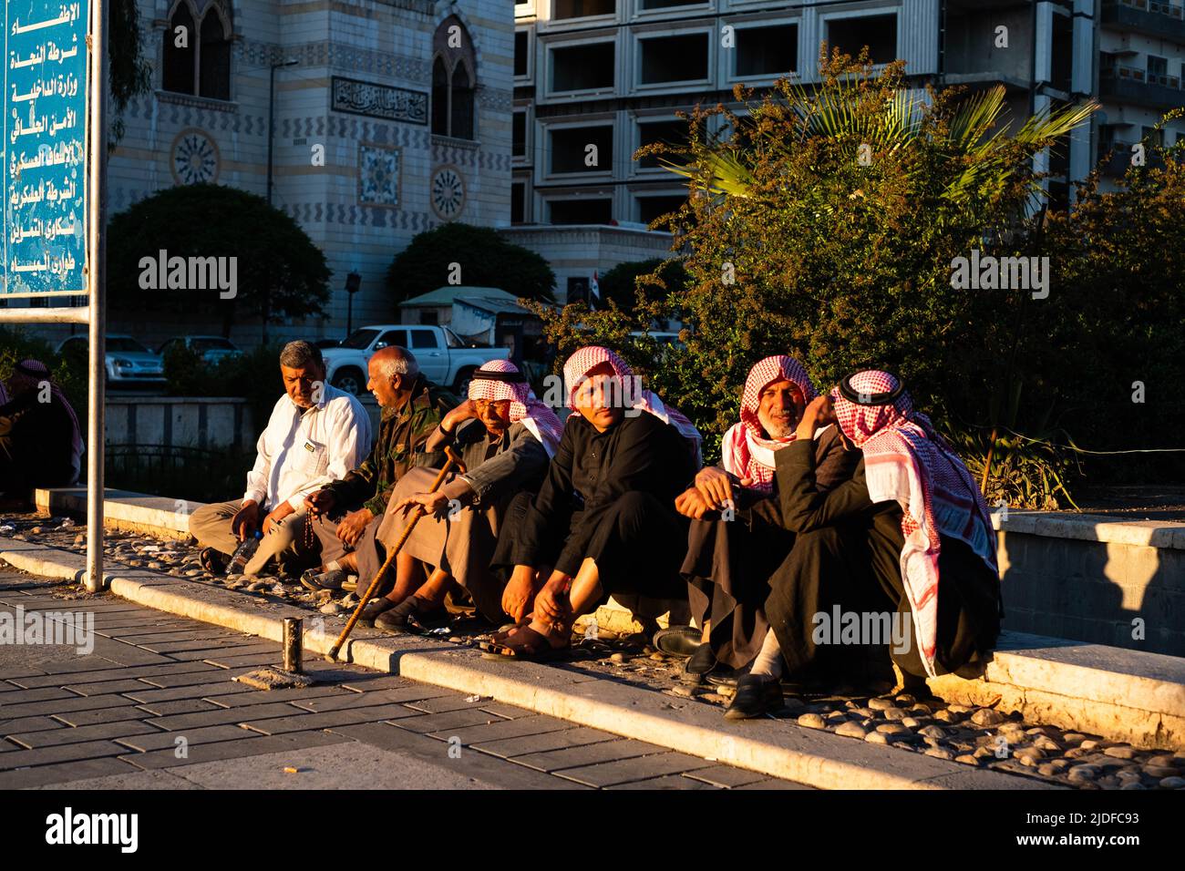 Damaskus, Syrien - Mai 2022: Gruppe älterer arabischer Männer auf der Straße in Damaskus, Syrien Stockfoto