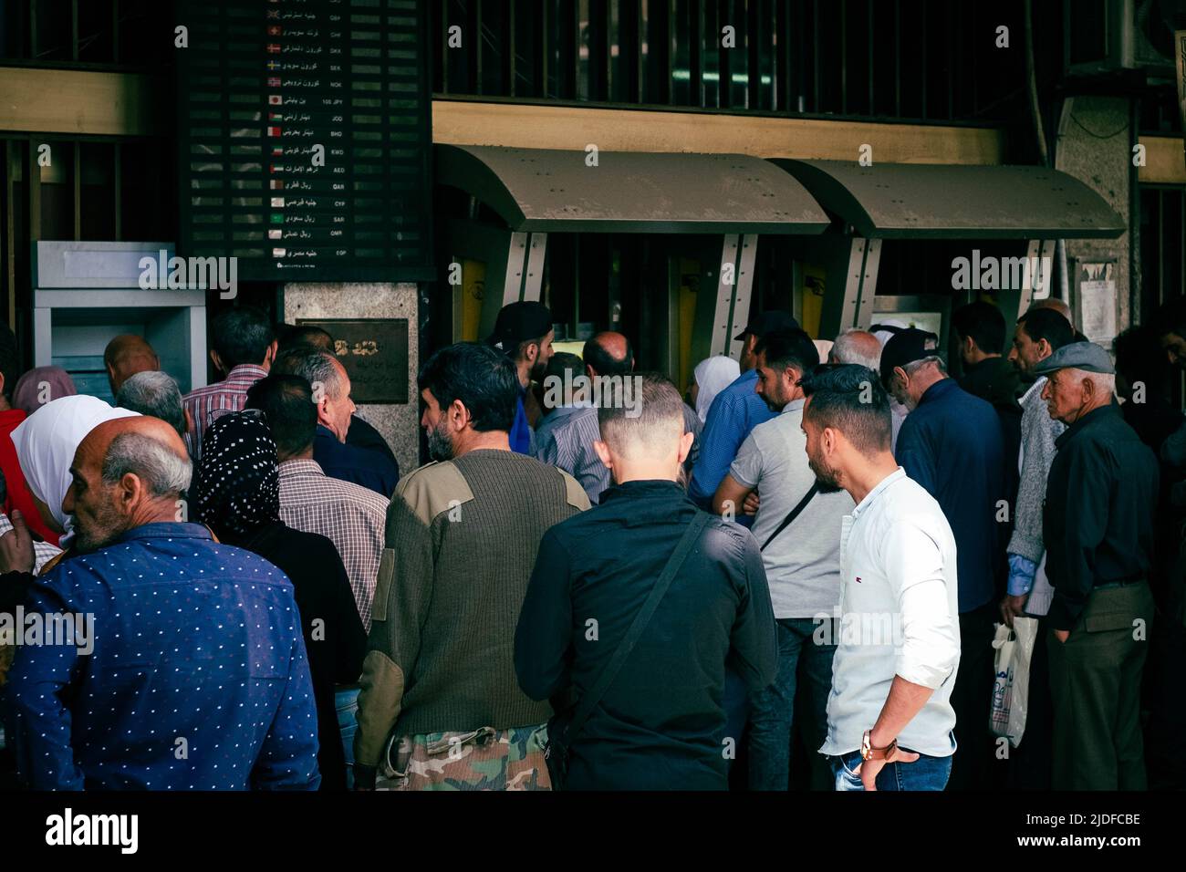 Damaskus, Syrien - Mai 2022: Schlange von Menschen vor der Commercial Bank of Syria in Damaskus Stockfoto