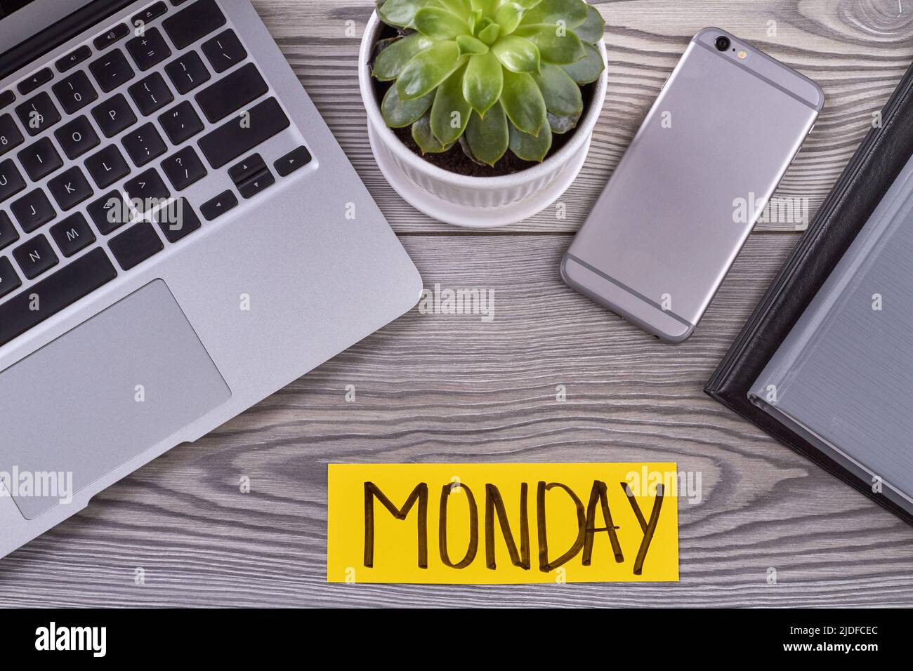 Draufsicht elektronische Geräte und Blumentopf auf Holztisch. Montag Konzept flach lag. Stockfoto