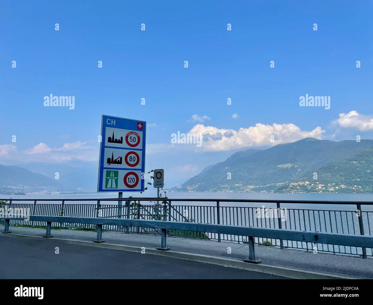 Landesgrenzschild am schweizerisch-italienischen Grenzübergang Valmara Brissago am Lago Maggiore, Piemont, Italien. Stockfoto