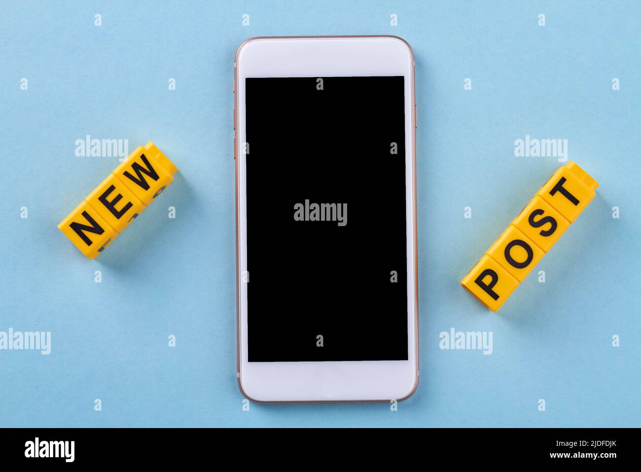 Flat Lay neues Post-Konzept auf blauem Hintergrund. Nahaufnahme abgestelltes Smartphone mit weißem Rahmen. Stockfoto