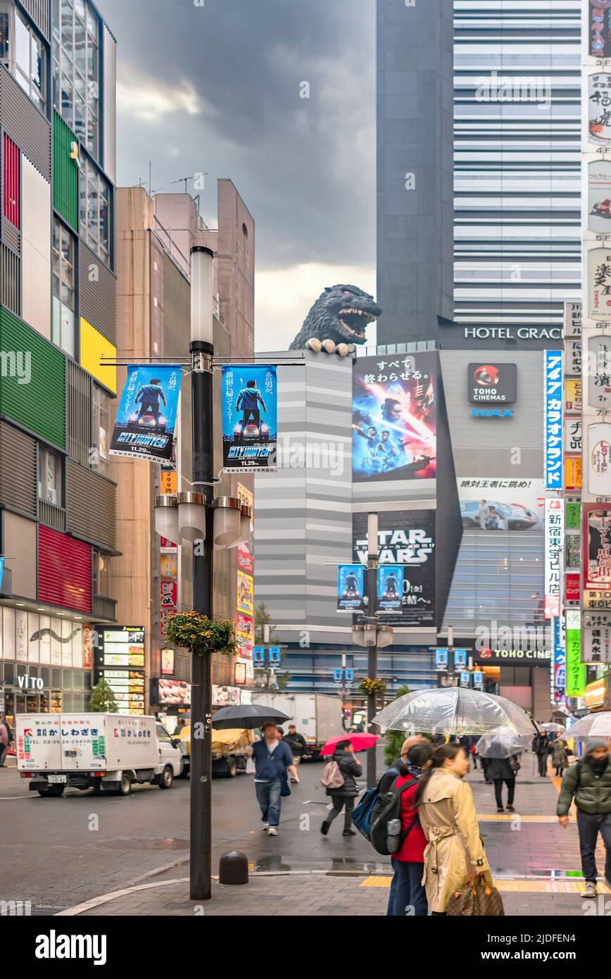 tokio, japan - 07 2019. april: Central Road of Kabukicho in Shinjuku mit seiner Godzilla-Statue und während der Veröffentlichung des Films mit Werbebannern von Stockfoto