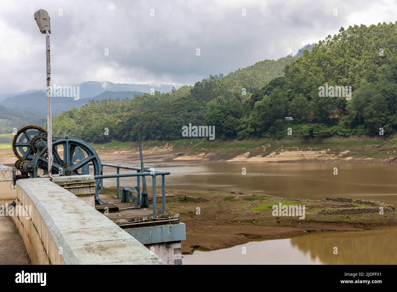 Blick auf den trockenen Kundala-Staudamm, der während der Sommersaison nicht für Bootstouren in Munnar, Kerala, verfügbar ist Stockfoto