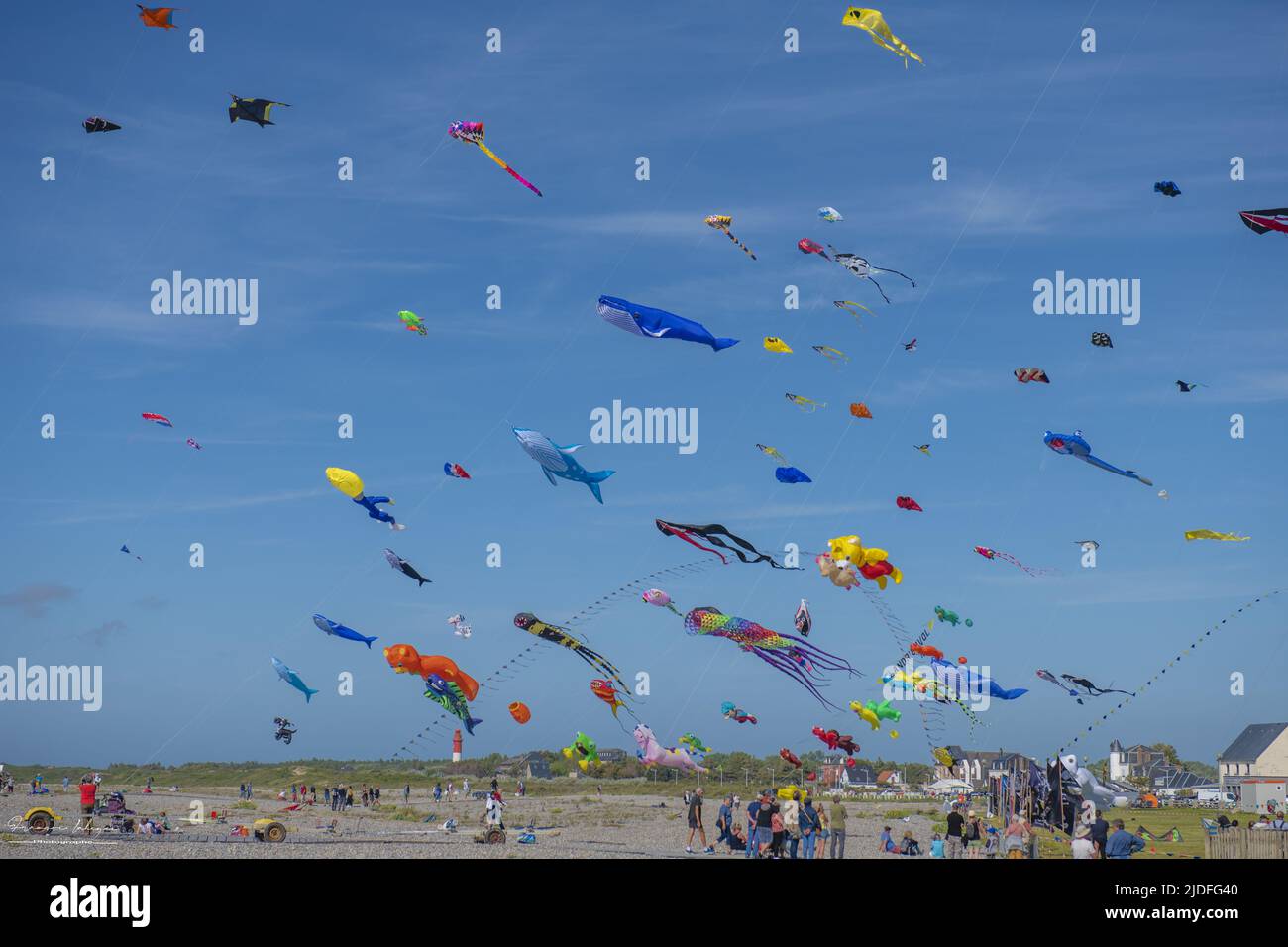Cerf volants et Festival à Cayeux sur mer, les cabines au Bord de l'Eau Stockfoto