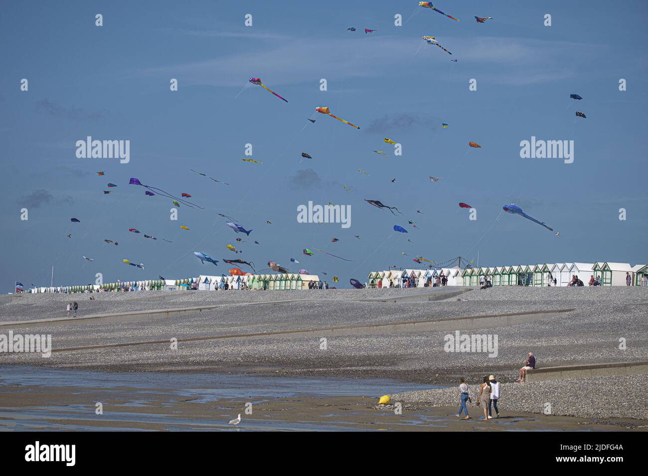 Cerf volants et Festival à Cayeux sur mer, les cabines au Bord de l'Eau Stockfoto