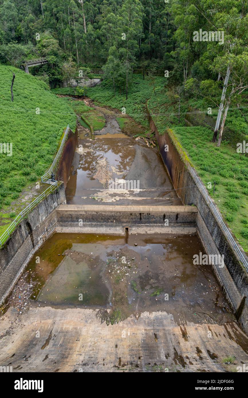 Ogee-Art Auslauf des Kundala-Staudamms während der Sommersaison in Munnar, Kerala Stockfoto