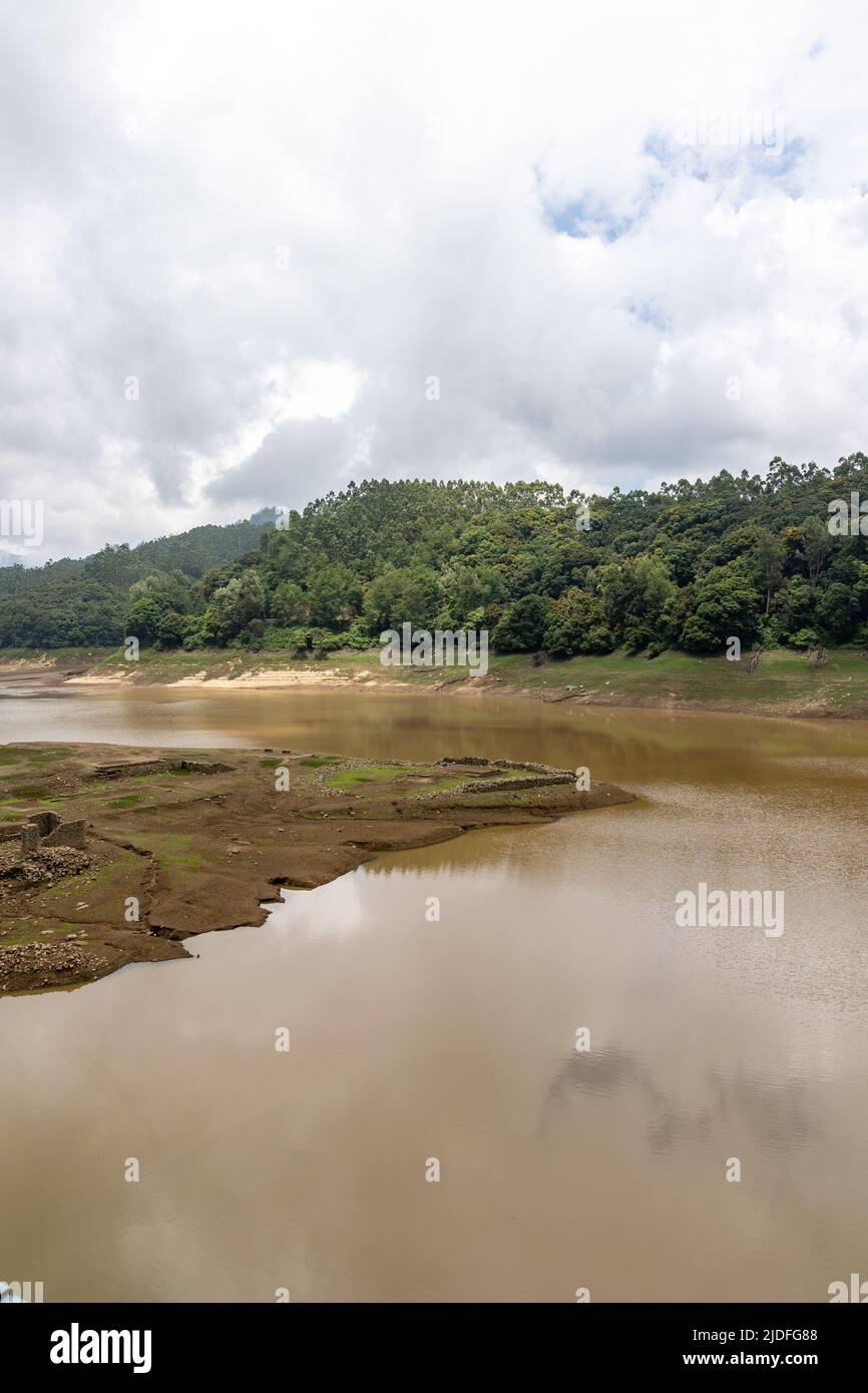 Blick auf den trockenen Kundala-Staudamm, der während der Sommersaison nicht für Bootstouren in Munnar, Kerala, verfügbar ist Stockfoto