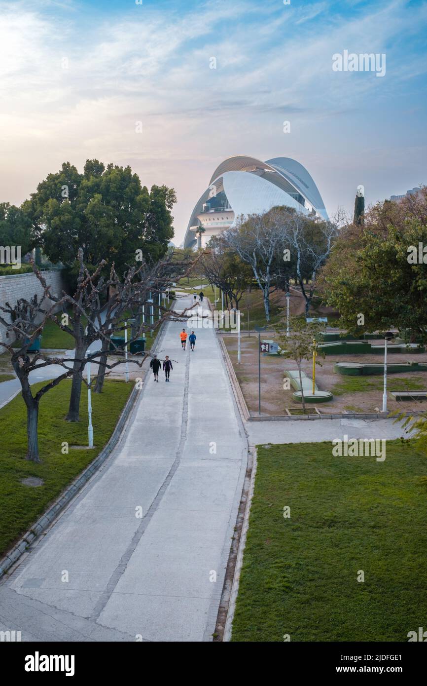 Valencia, Spanien: Teilansicht des Jardí del Túria (Turia-Gärten), eines öffentlichen Parks mit Radwegen, Wanderwegen, Sportanlagen. Stockfoto
