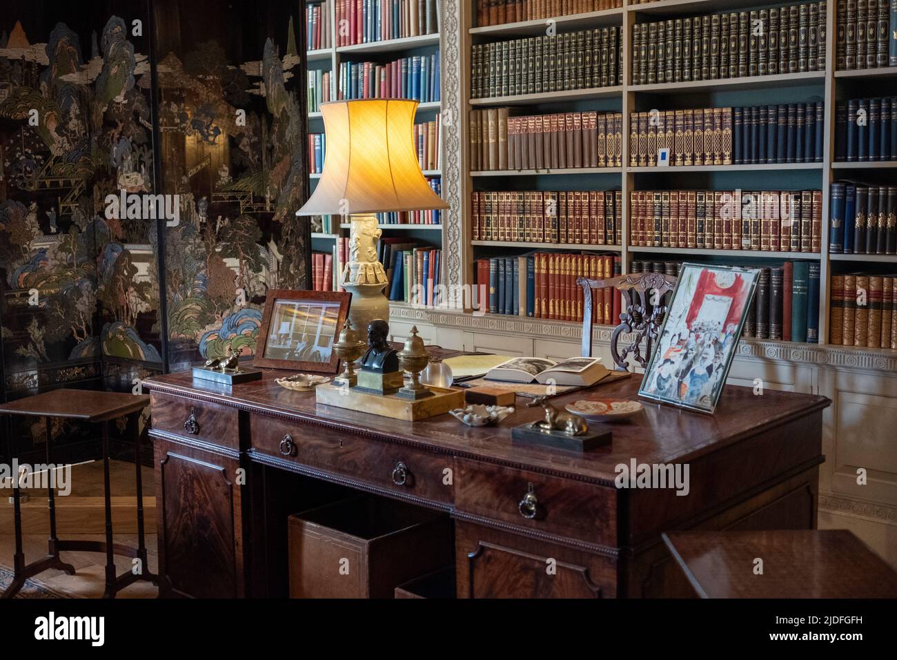 Bibliothek mit Schreibtisch im Basildon Park Stockfoto