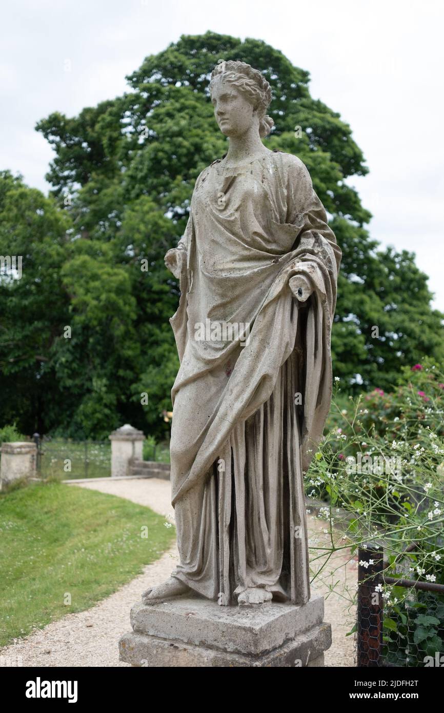 Stone Lady Statue im Basildon Park Stockfoto
