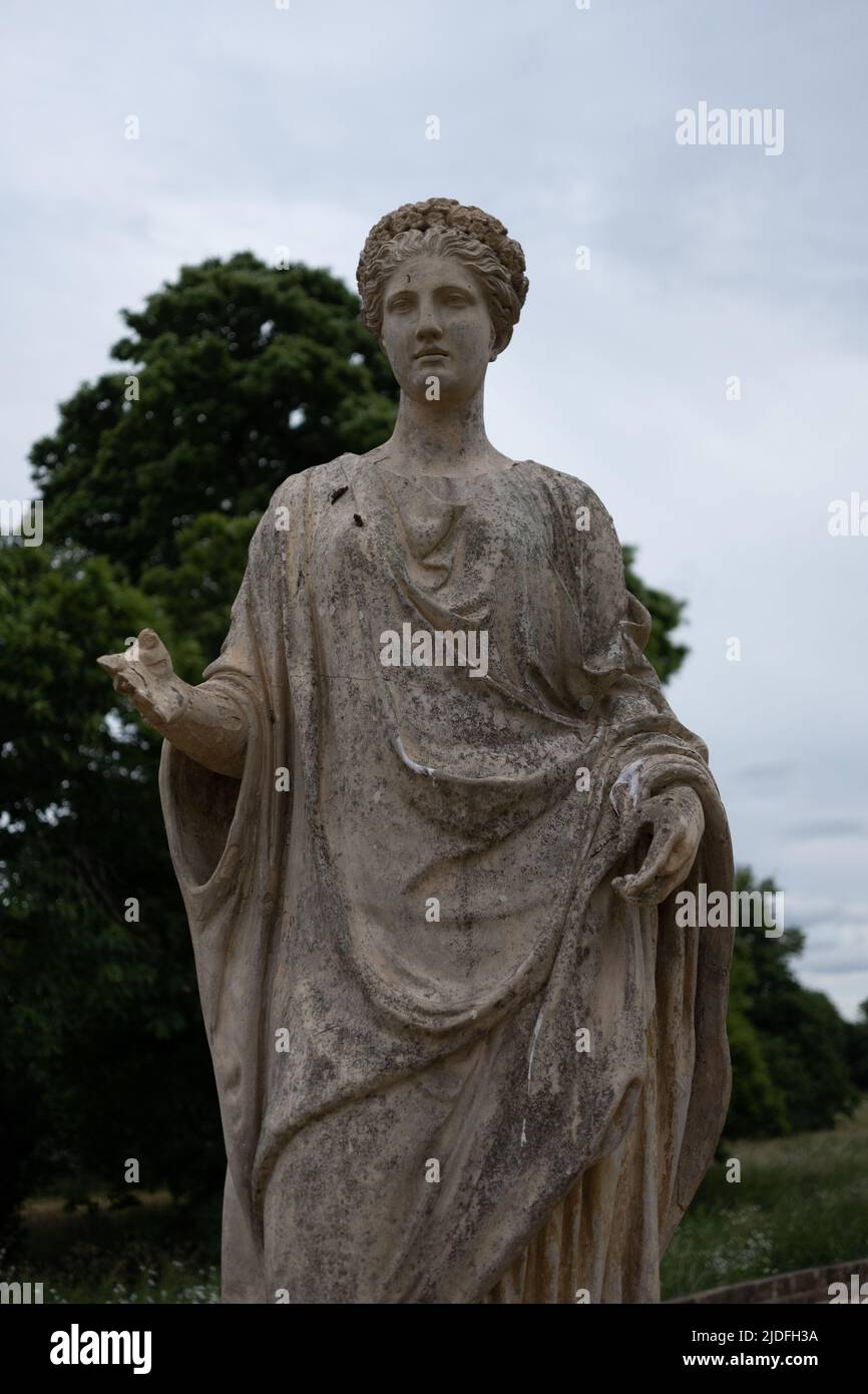 Stone Lady Statue im Basildon Park Stockfoto