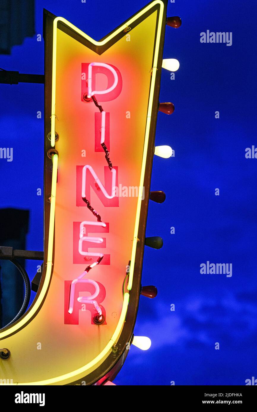 Vintage Neon Diner Schild am Abend um 1950s oder 1960s Stockfoto