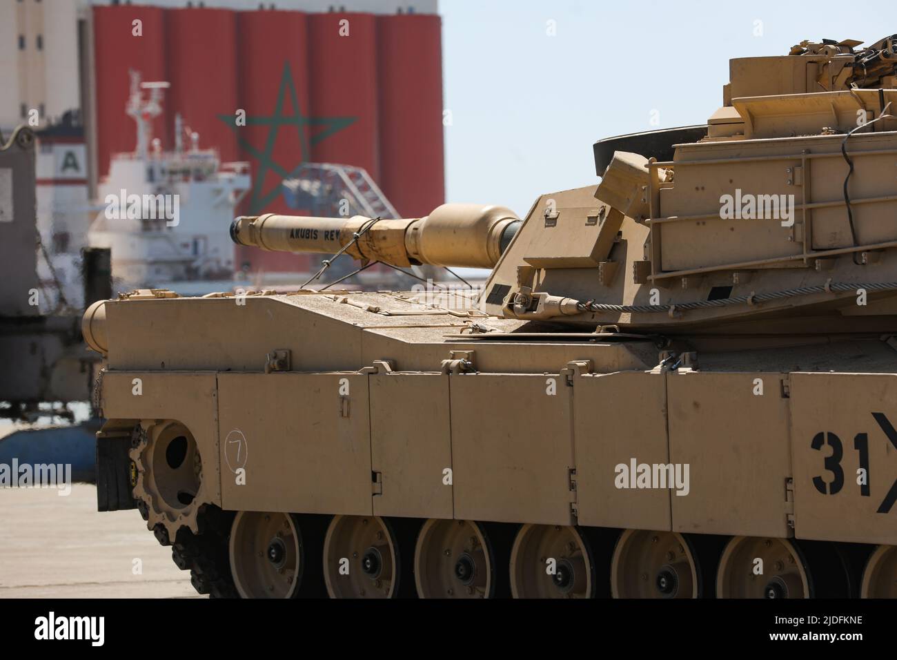 Ein US-Army M1A3 Abrams Tank aus der Kavalleriegeschwader 1-12, 1.  Kavalleriedivision wird in Position gebracht, um für den Transport im Hafen  von Agadir, 3. Juni 2022, Agadir, Marokko, gesichert zu werden. African