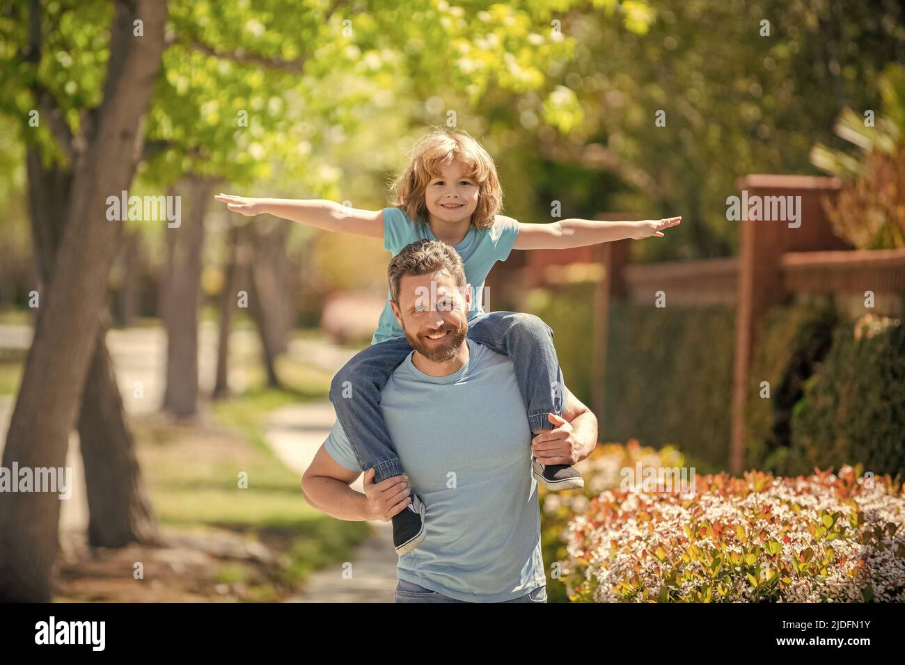 Glücklicher Vater mit Kind zusammen im Park entspannen, Zweisamkeit Stockfoto