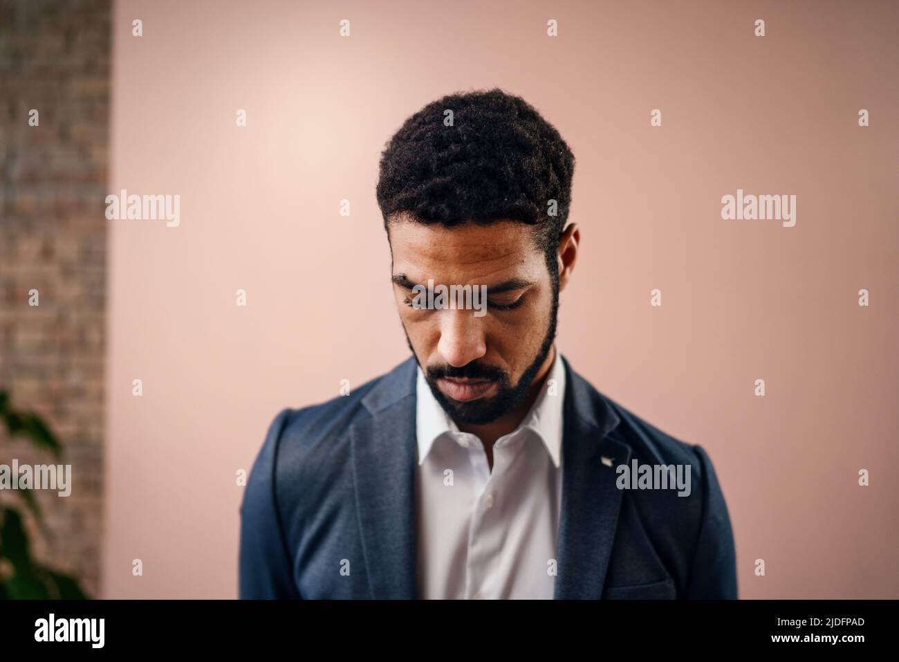 Seriöse junge Geschäftsmann schaut weg, Studio geschossen. Stockfoto