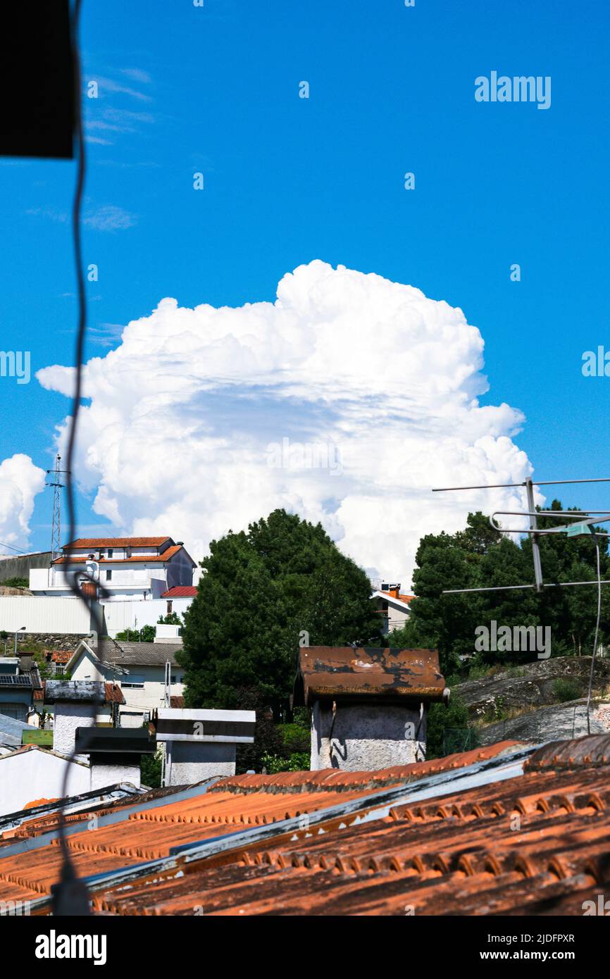 Cumulonimbus eine dichte, hoch aufragende vertikale Wolke, die sich typischerweise aus Wasserdampf bildet, der sich in der unteren Troposphäre kondensierend aufbaut. Stockfoto