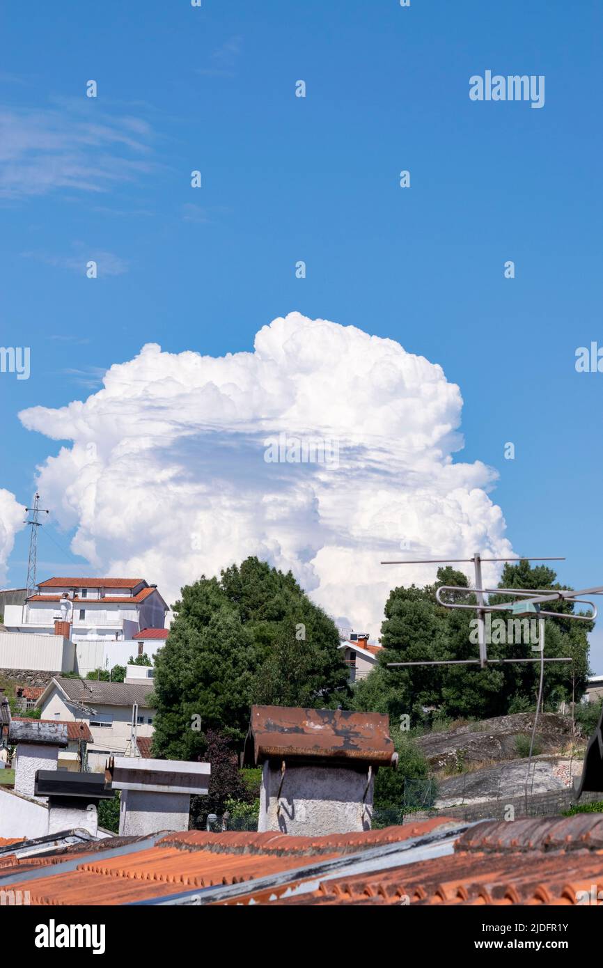Cumulonimbus eine dichte, hoch aufragende vertikale Wolke, die sich typischerweise aus Wasserdampf bildet, der sich in der unteren Troposphäre kondensierend aufbaut. Stockfoto