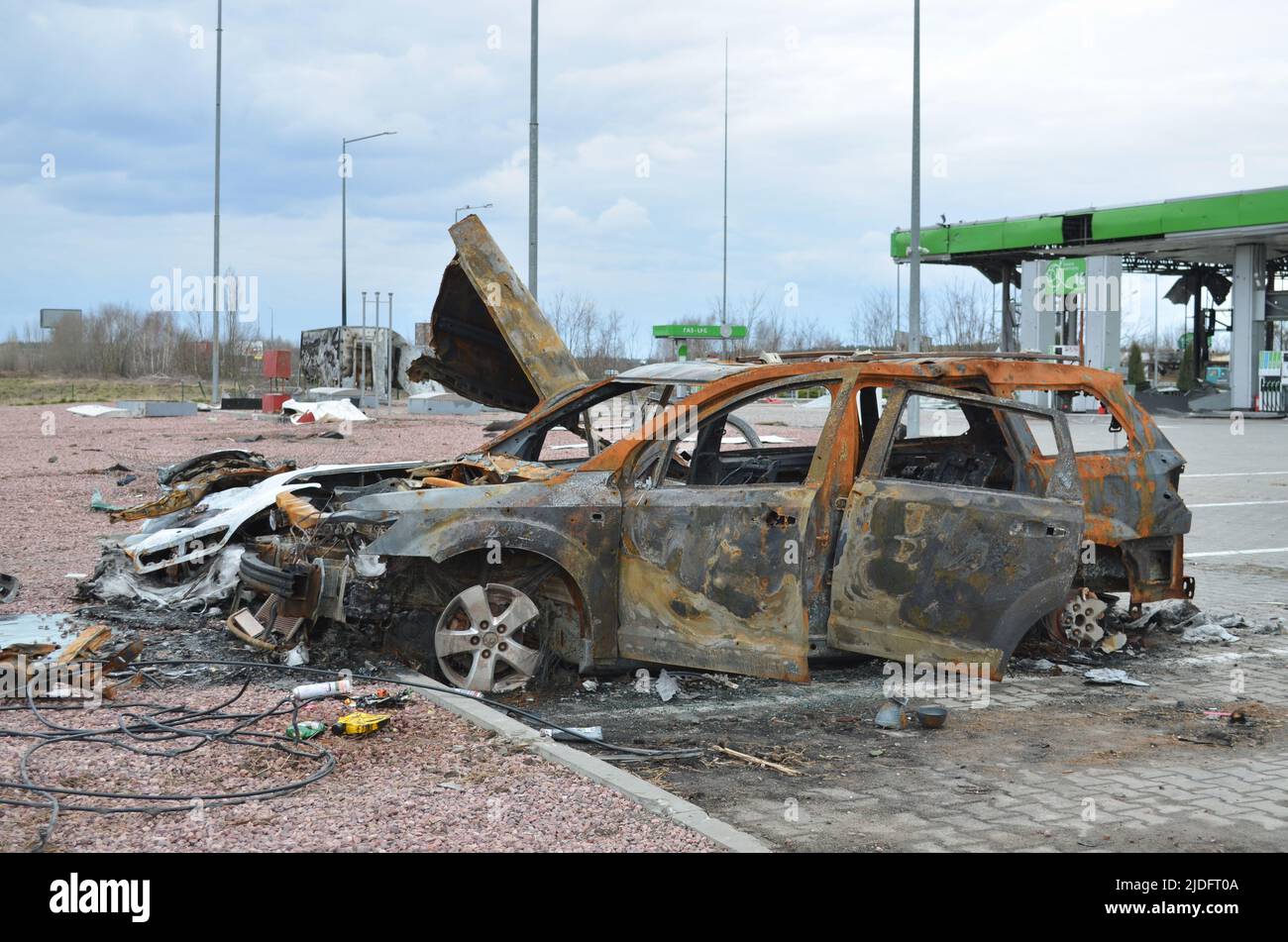 Myla, Region Kiew, Ukraine - 11. April 2022: Verbranntes und zerbrochenes Zivilauto in der Region Kiew während der russischen Invasion in der Ukraine. Stockfoto