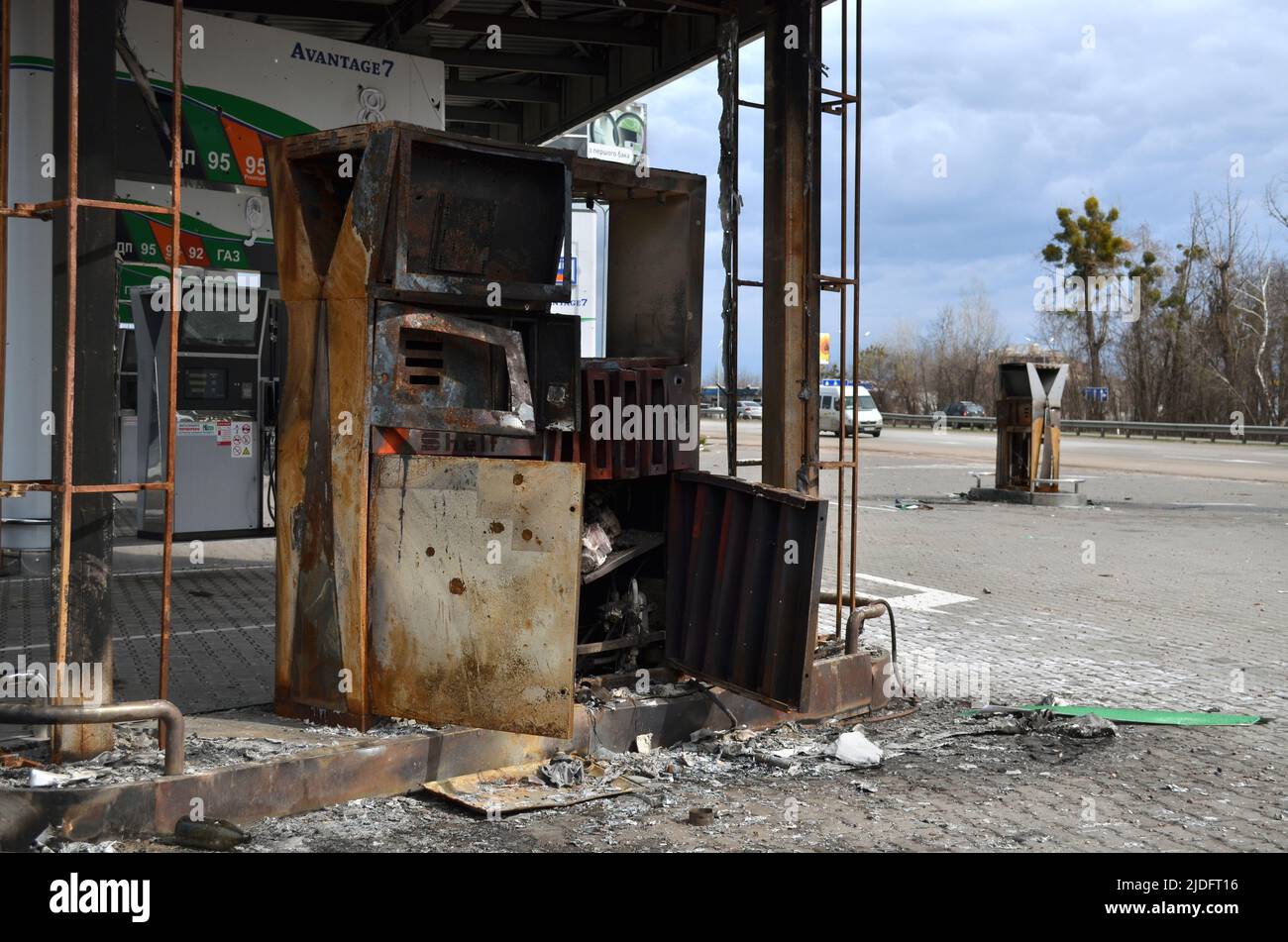 Myla, Region Kiew, Ukraine - 11. Apr 2022: Zerstörte Tankstelle in der Region Kiew als Folge des Angriffs russischer Eindringlinge. Stockfoto