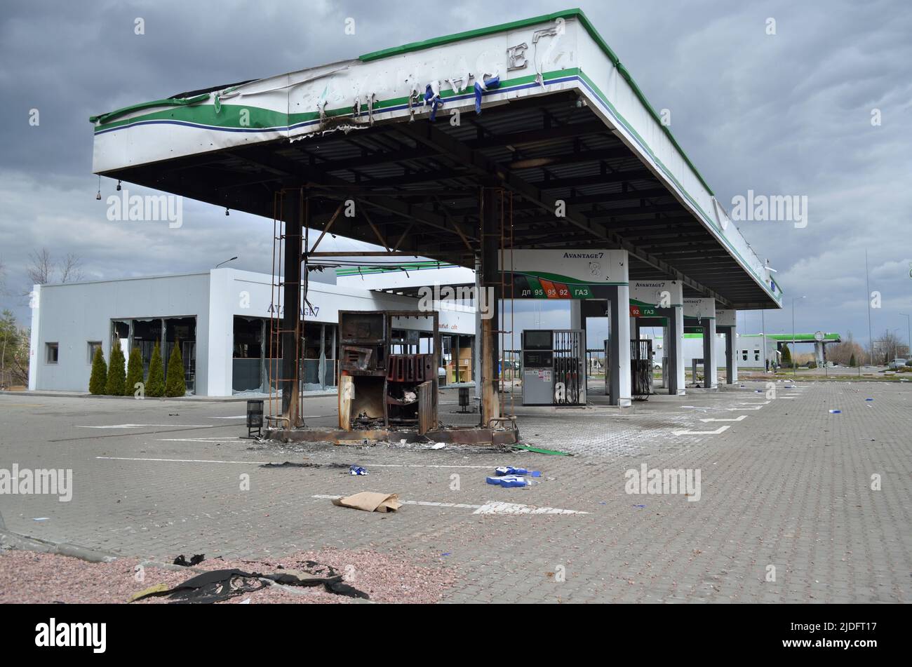 Myla, Region Kiew, Ukraine - 11. Apr 2022: Zerstörte Tankstelle in der Region Kiew während der russischen Invasion in der Ukraine. Stockfoto