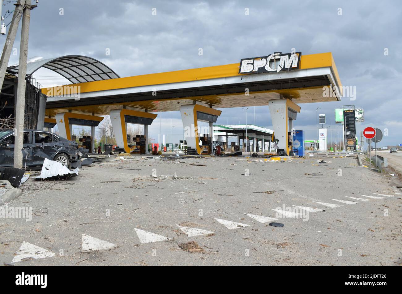 Myla, Region Kiew, Ukraine - 11. Apr 2022: Tankstelle und Zivilfahrzeug in der Region Kiew als Folge der russischen Invasion in der Ukraine beschädigt. Stockfoto