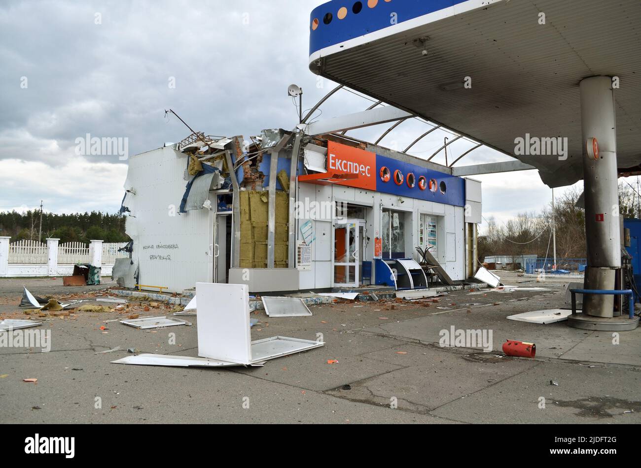 Mriya, Region Kiew, Ukraine - 11. Apr 2022: Die Tankstelle wurde als Folge aktiver Feindseligkeiten in der Region Kiew zerstört. Krieg Russlands gegen die Ukraine. Stockfoto