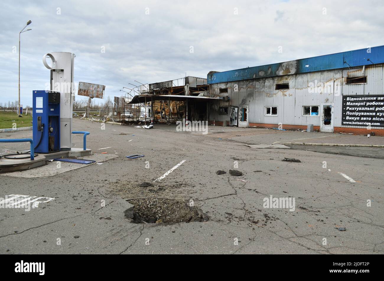 Mriya, Region Kiew, Ukraine - 11. Apr 2022: Zerstörte Tankstelle und Tankstelle während aktiver Feindseligkeiten in der Region Kiew. Stockfoto