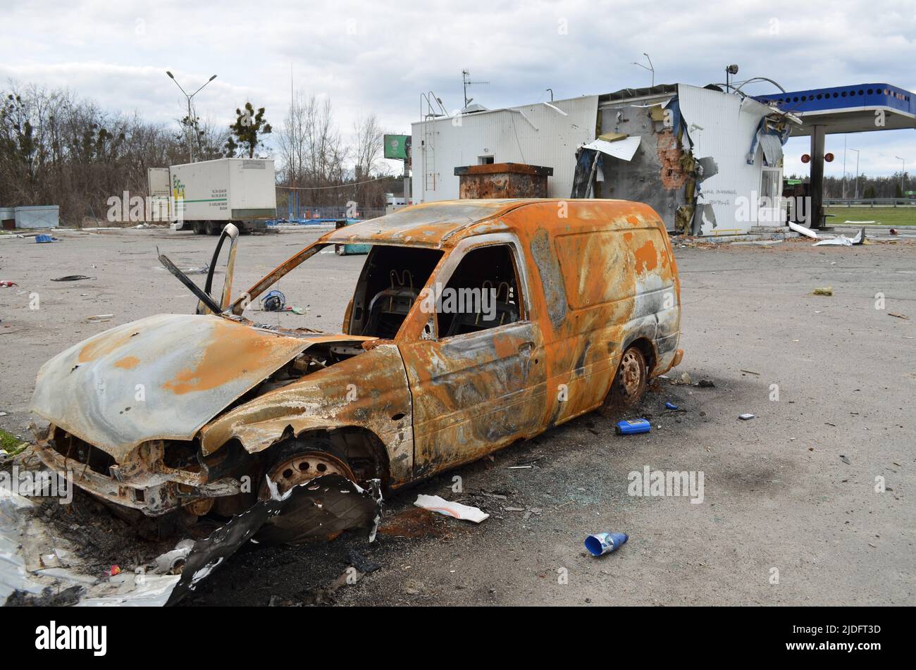 Mriya, Region Kiew, Ukraine - 11. April 2022: Verbranntes und zerbrochenes Zivilauto in der Region Kiew während der russischen Invasion in der Ukraine. Stockfoto