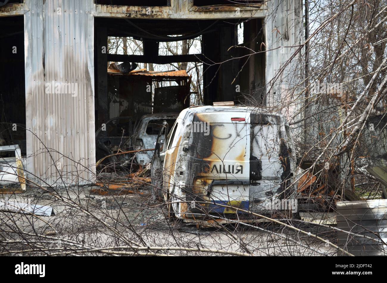 Mriya, Region Kiew, Ukraine - 11. Apr 2022: Verbranntes Polizeiauto in der Region Kiew während der russischen Invasion in der Ukraine. Stockfoto