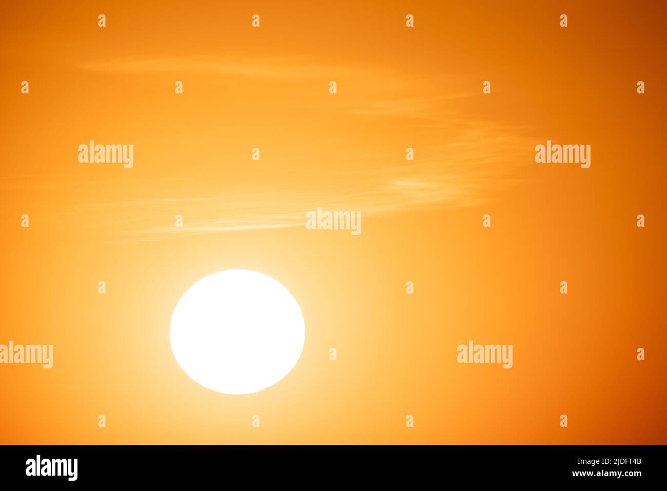 Herrliches Panorama mit Blick auf den starken Sonnenaufgang mit Silberstreifen und Wolken am orangefarbenen Himmel. Hochwertige Fotos Stockfoto