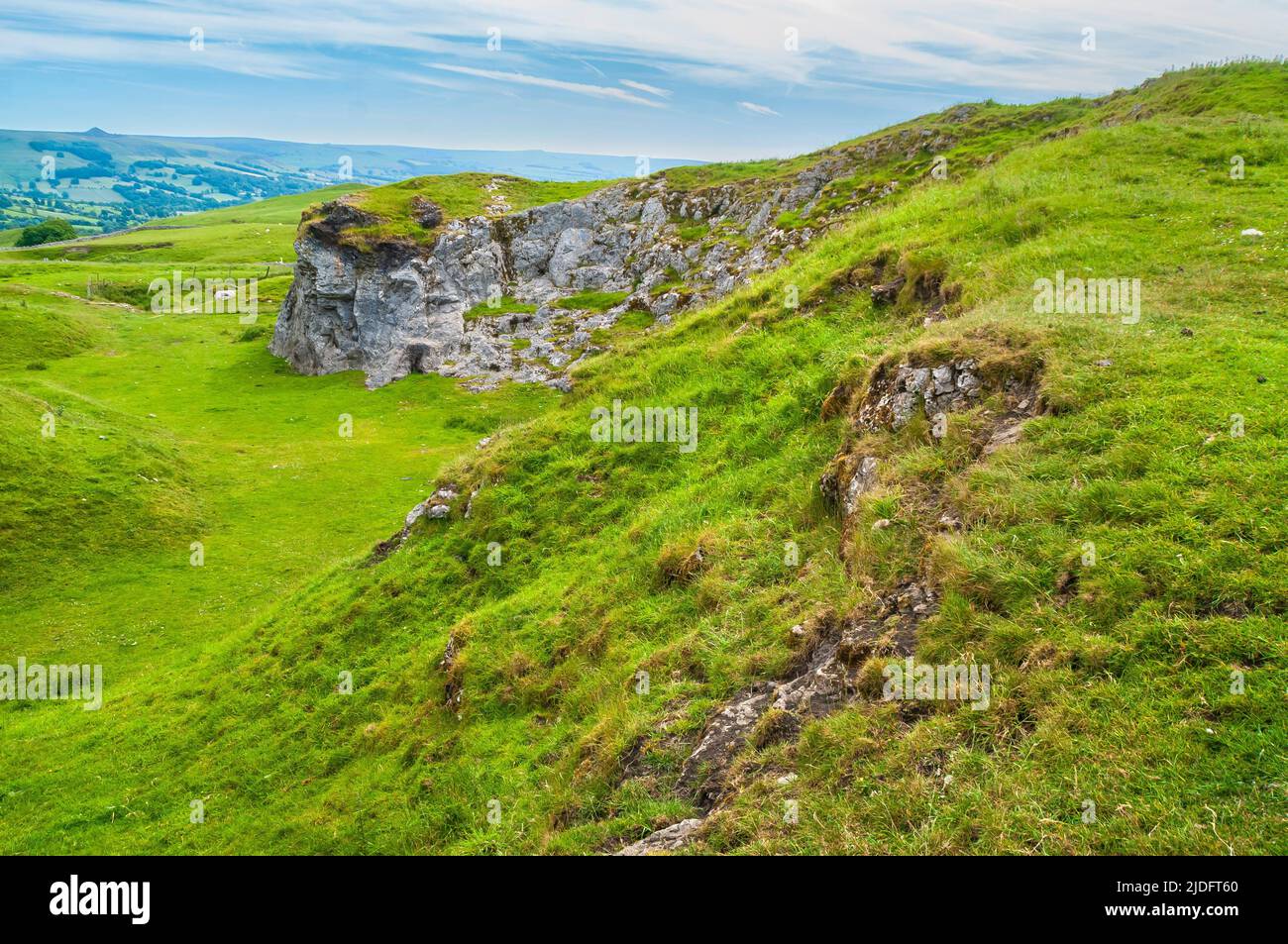 Der Kalksteinausbiss am Riff, der in einem alten Steinbruch in Windy Knoll, Castleton, gesehen wurde. Hier können Bitumen- (Elaterit-) Ablagerungen gefunden werden, die aus dem Gestein sickern. Stockfoto