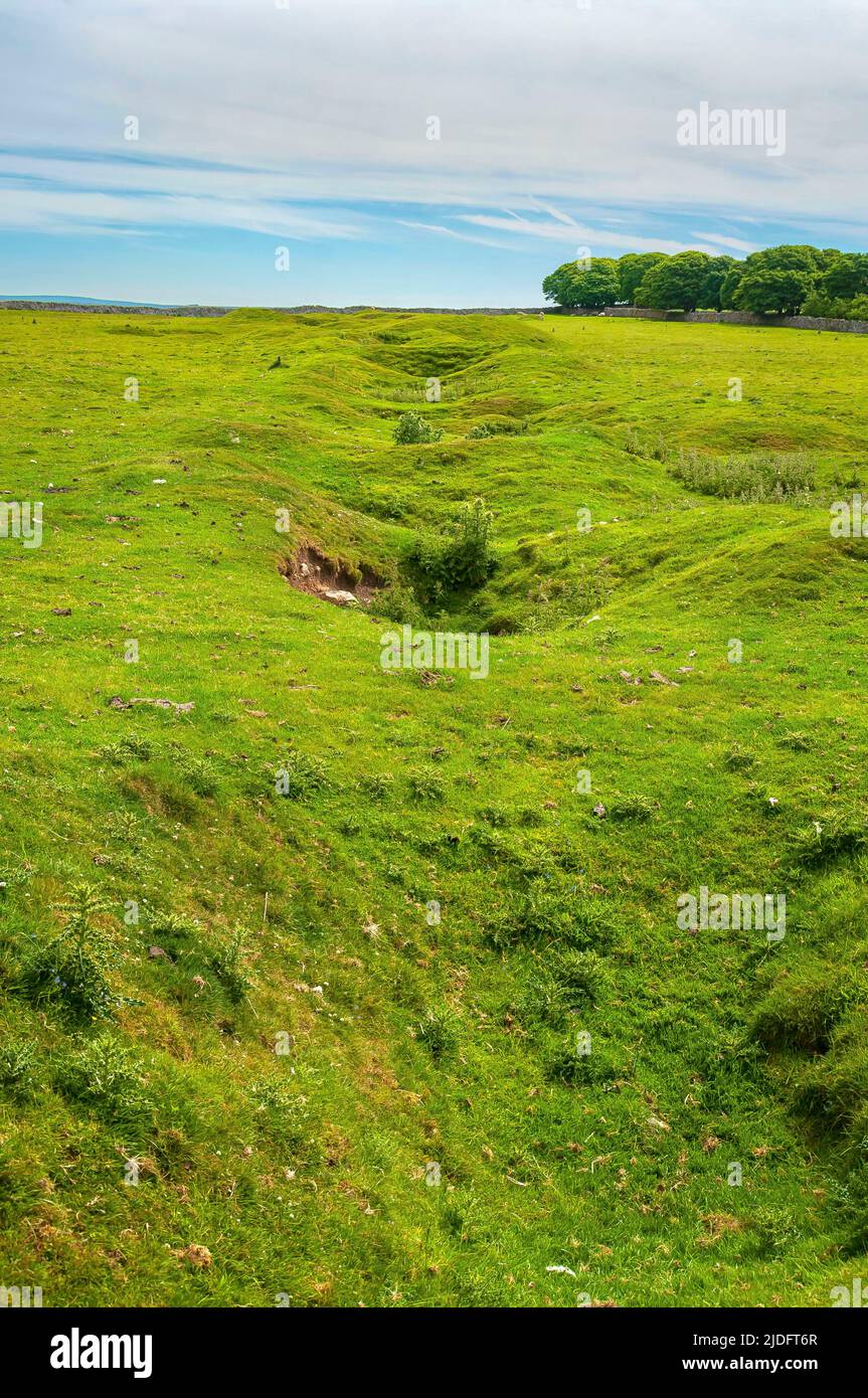 Höhlen und Hügel auf der alten Mineralader von Faucet (Foreside) Rake, Schauplatz vieler großer Bleiminen, in der Nähe der Rowter Farm in Castleton, Peak District. Stockfoto