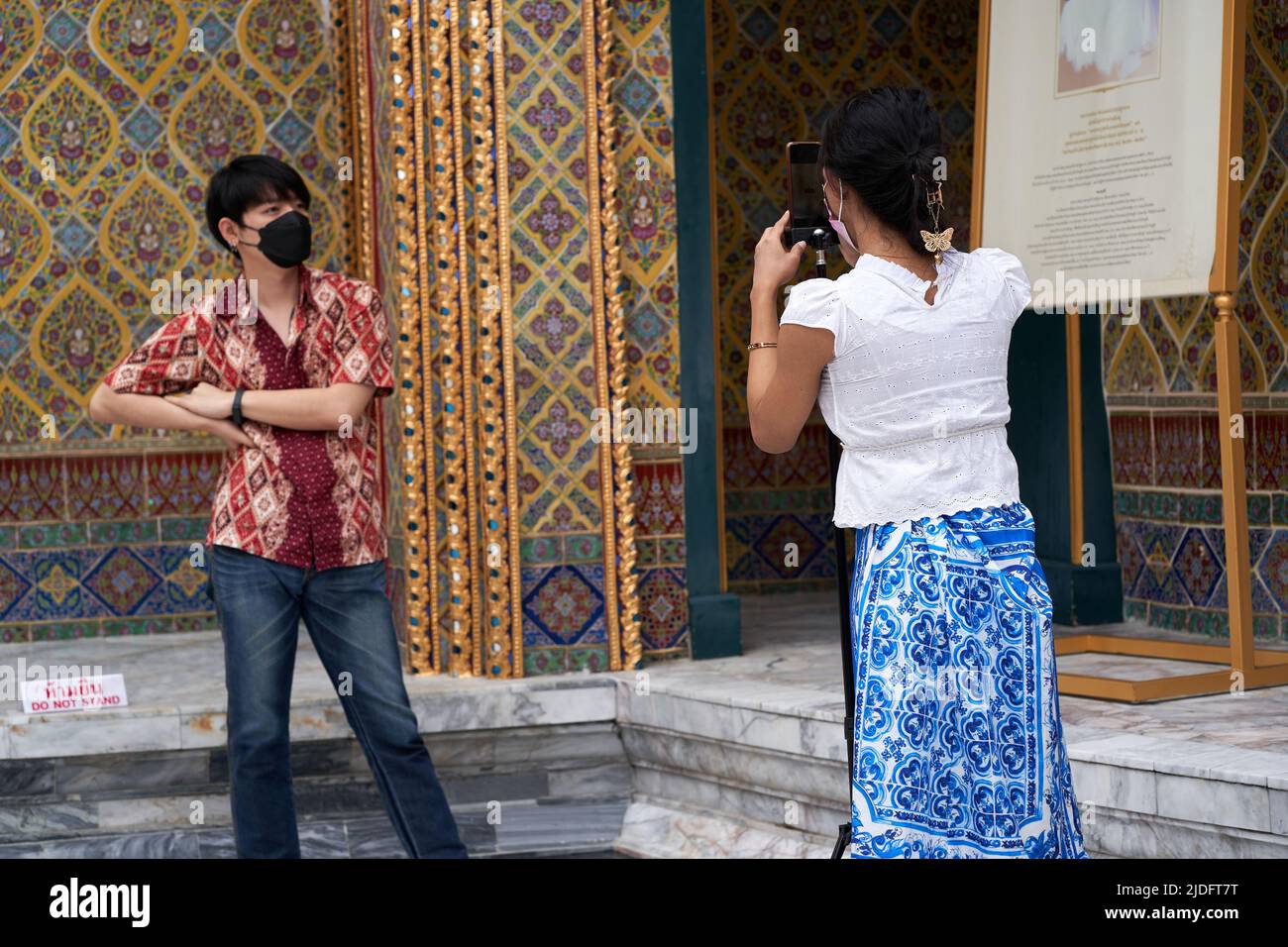 Männer stehen, während sein transsexuelles Paar ein Foto mit einem Handy im Freien machte Stockfoto