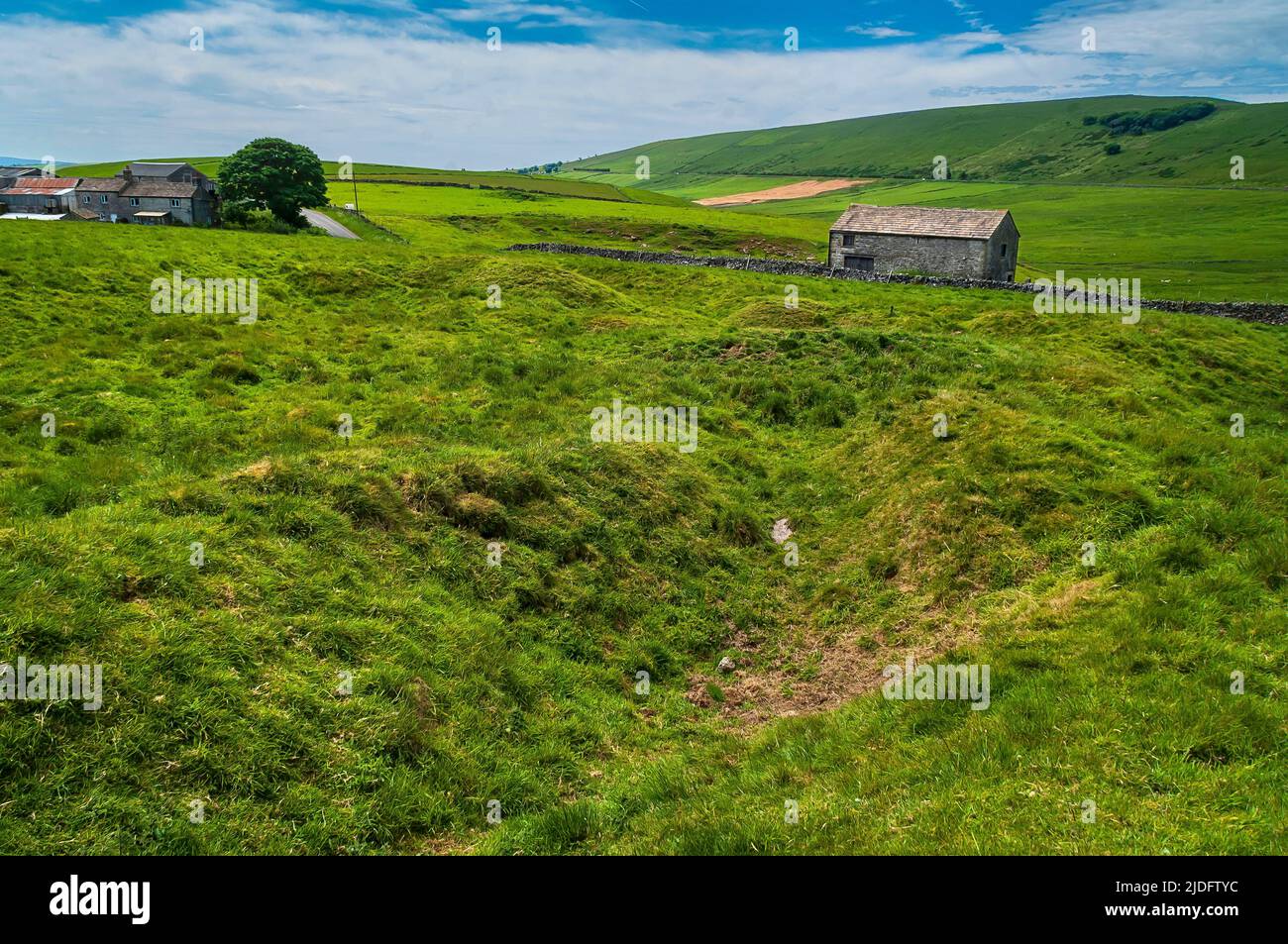 Große Höhlen auf einer namenlosen Mineralstoffverarbeitenden, wahrscheinlich für Blei, bei Castleton Close in der Nähe von Oxlow Cavern. Rushup Edge liegt in weiter Ferne. Stockfoto