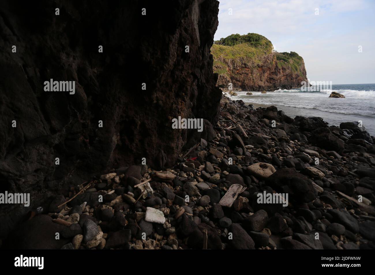 Überreste von Vulkanen an der Sundastraße, Banten, Indonesien Stockfoto