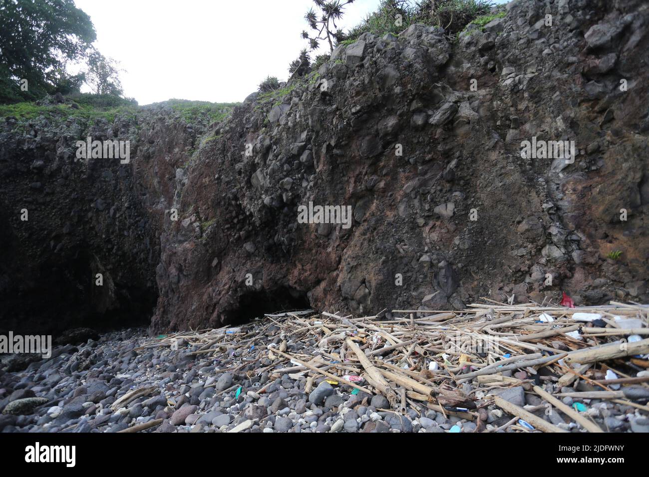 Überreste von Vulkanen an der Sundastraße, Banten, Indonesien Stockfoto